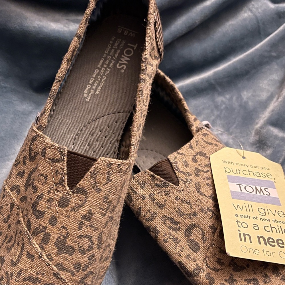 NWT Toms Women's 8.5 canvas leopard slip-ons.